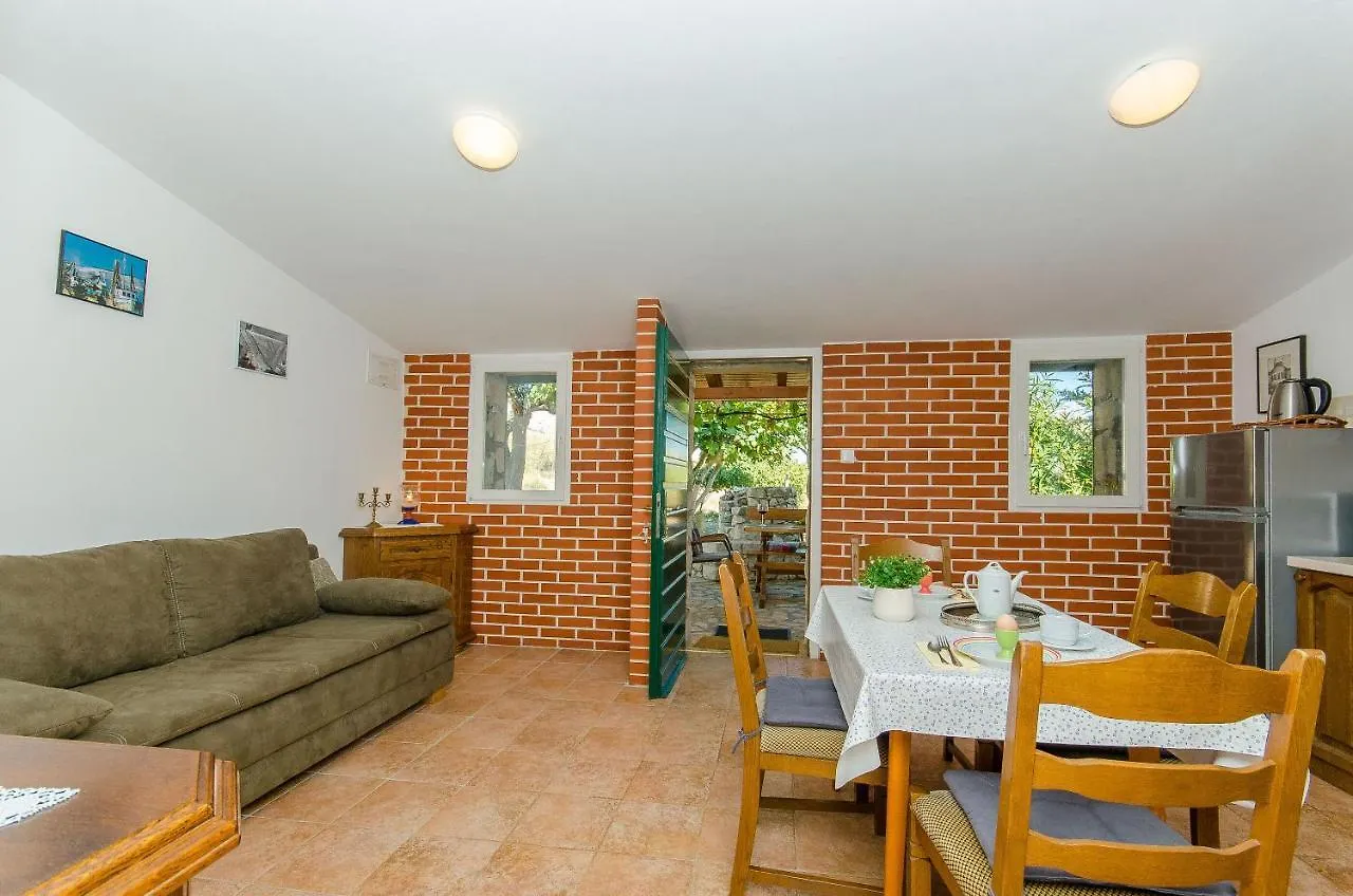 House Tomislav Villa Kolan 0*,  Croatia
